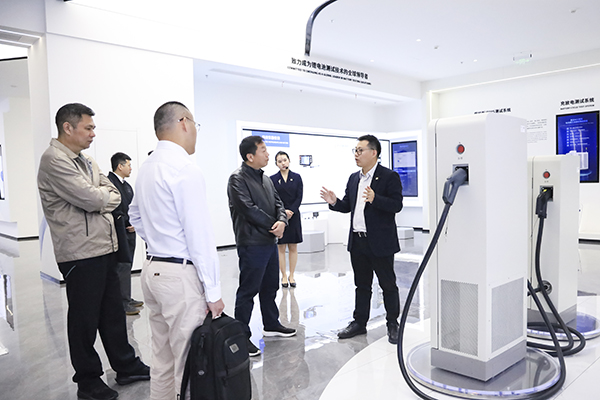 星空体育股份副董事长、总裁刘作斌向福船集团副总经理李振均一行介绍公司充电产品.jpg